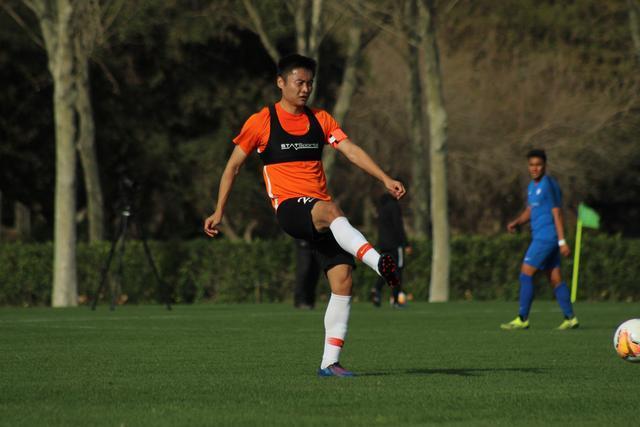 意甲-莫拉塔破门 AC米兰主场1-1卡利亚里